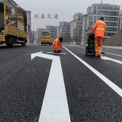 城市标线守护者 从车间到道路的精准施工实践